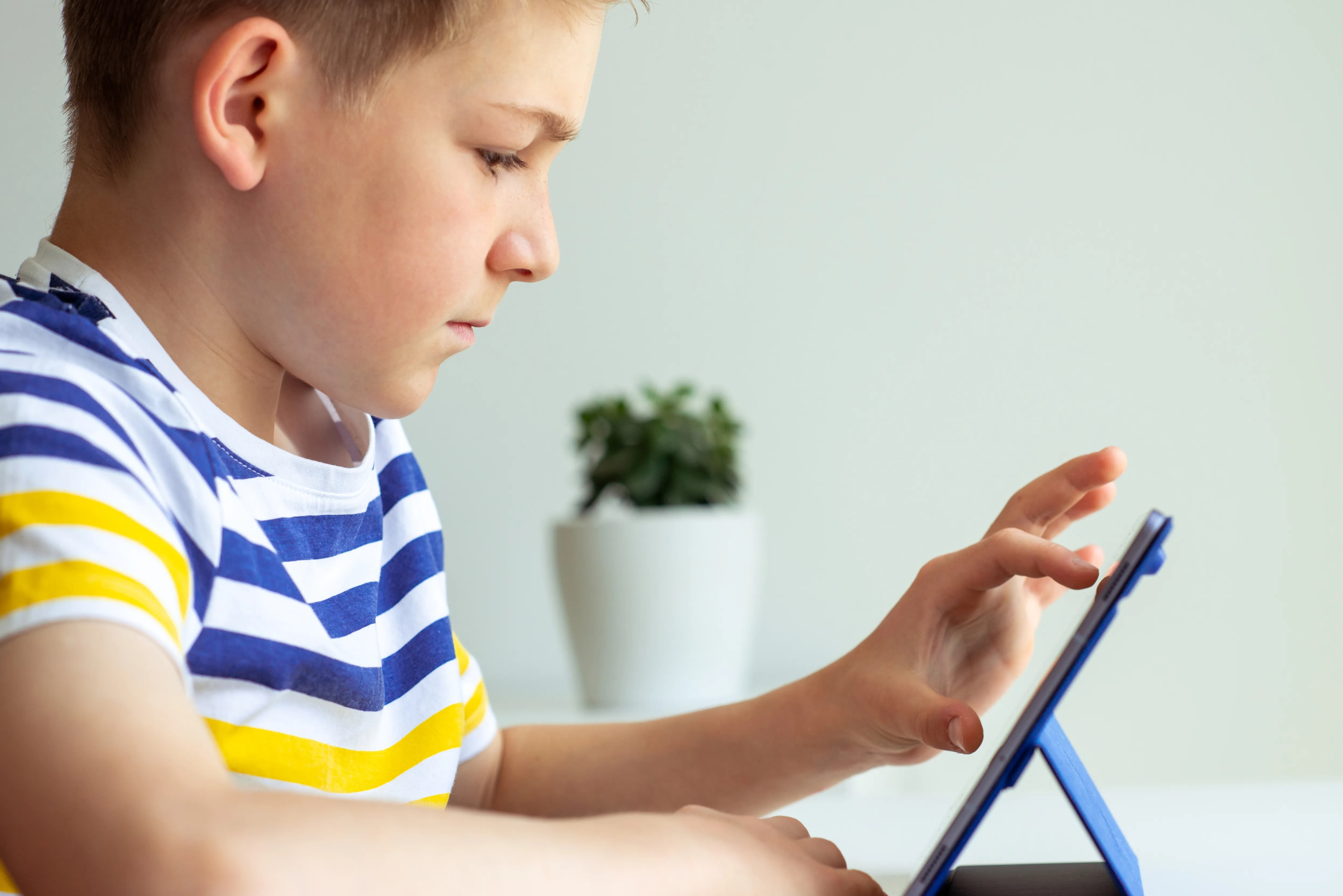Детето използва таблет.